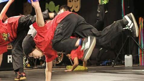 Die Boys1-Gruppe brachte mit ihrer dynamischen Mischung aus Hip-Hop und Breakdance das Publikum zum Toben. Foto: Barbara Herbst