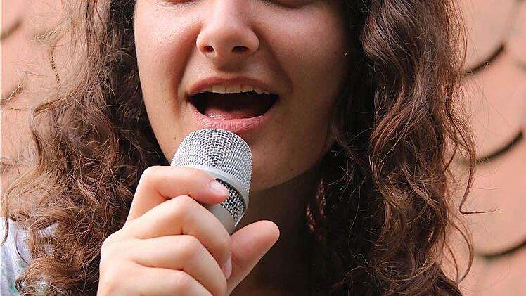 Sängein Martina Shana-Haider bezeichnet sich als Medium und Schamanin.