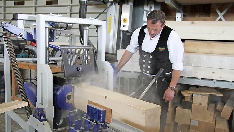 Michael Lauterbach zeigte den Besuchern, wie eine Zapfensäge funktioniert.