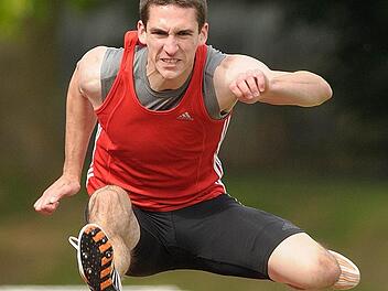 André Zahl musste sich über die Hürden noch etwas quälen, über 1500 Meter lief es aber toll. Fotos: Peter Müller