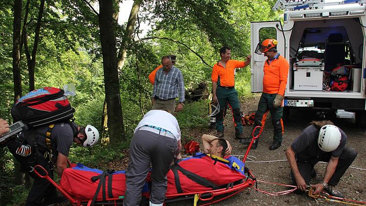 Geschafft. Der verunglückte Waldarbeiter ist am Rettungsfahrzeug angelangt.  Foto: Friedwald Schedel