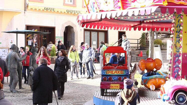 Attraktion am Marktplatz, das Kinderkarussell. Foto: Thomas Dill