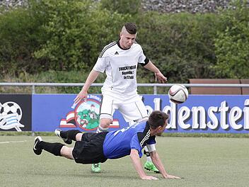 Der Bischberger Manuel Hwastunov klärt per Flugkopfball vor dem Hallstadter Patrick Wessel. Fotos: sportpress