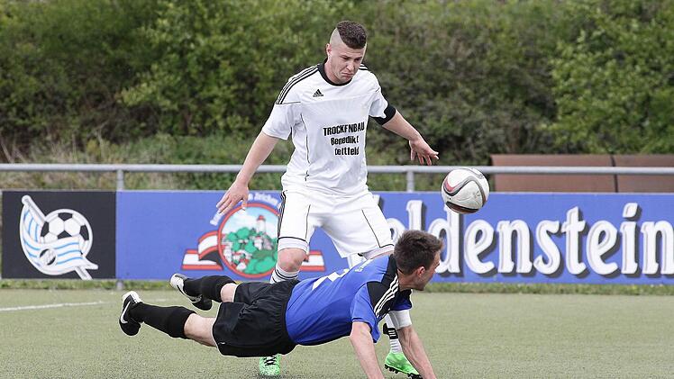 Der Bischberger Manuel Hwastunov klärt per Flugkopfball vor dem Hallstadter Patrick Wessel. Fotos: sportpress
