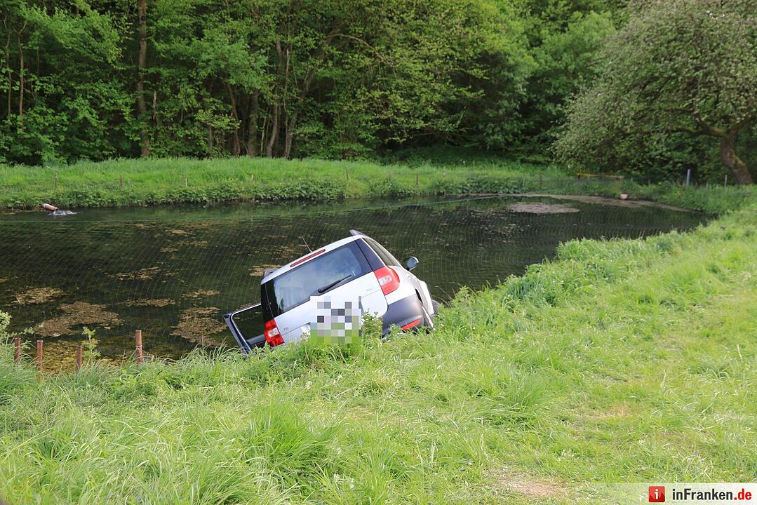 Auto stürzt bei Wannbach in Forellenteich