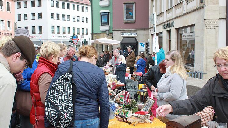 Beim Bamberger Antikmarkt kamen Liebhaber schöner alter Dinge voll auf ihre kosten. Foto: Michel Memmel
