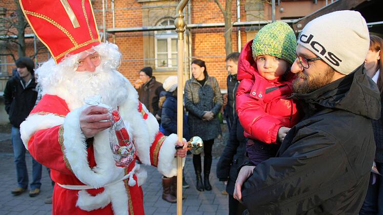 Eine nahrhafte Überraschung hatte St. Nikolaus für die Kinder im Kirchhof parat Foto: Joachim Wegner