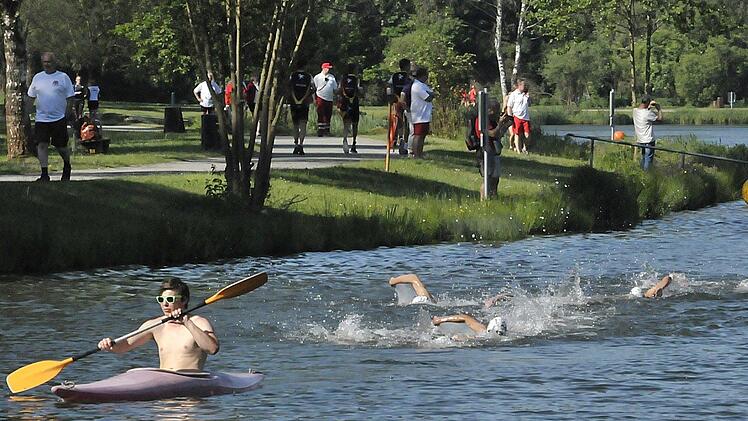 Die Schwimmer der 2. Bundesliga pflügen durch das Wasser des Trebgaster Badesees. Foto: Karl Heinz Weber