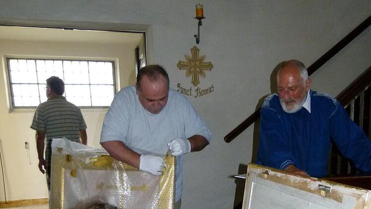 Museumschef Holger Kempkens entdeckte die handschriftlichen Texte von Erhard Schütze auf der Rückwand der Leinwände.
