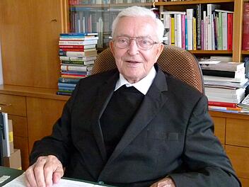 Prälat Josef Richter ist bis zum heutigen Tag als Seelsorger aktiv.  Foto:Marion Krüger