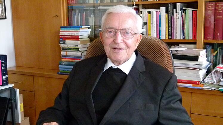 Prälat Josef Richter ist bis zum heutigen Tag als Seelsorger aktiv.  Foto:Marion Krüger