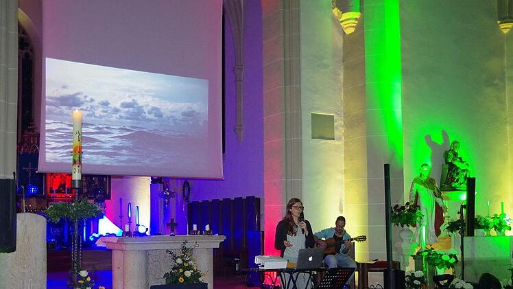 In der Stadtpfarrkirche sprach Daniela Leitner über die Geschichte des Universums. Sie wurde begleitet von Martin Köhlerschmidt. Foto: Heike Schülein