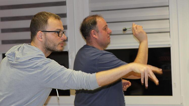 Während derzeit auf den Sportkanälen des Fernsehens die Darts-Weltmeisterschaften wiederholt werden, müssen auch die Nordhalbener Dartssportler wegen des Coronavirus pausieren. Unser Bild mit Christoph Mohler (links) und Jürgen Querfurth entstand noch vor der Schließung der Nordwaldhalle.  Michael Wunder