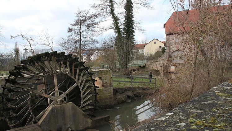 Das alte M&uuml;hlrad an der Turnhouter Stra&szlig;e. Foto: Kerstin V&auml;th