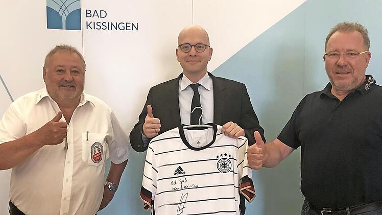 "Mr. Rimini-Cup" (von links) Eckhard "Ekki" Fehr, Oberbürgermeister Dirk Vogel und Vorstand des TSVgg Wolfgang Lutz freuen sich über die persönlichen Grüße von Philipp Lahm.