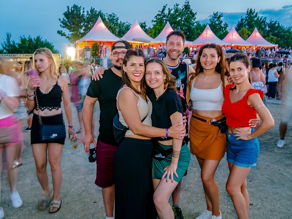 Mit internationalen und nationalen Live-Acts!