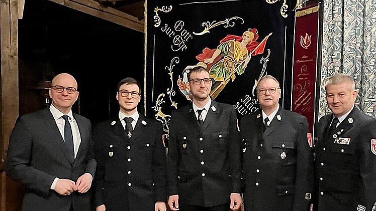 Unser Bild zeigt den Vorstand der Freiwilligen Feuerwehr Albertshausen.