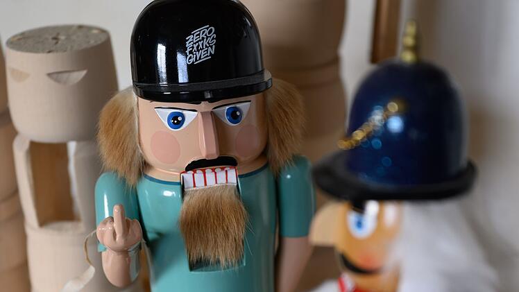 Erzgebirgischer Nussknacker zeigt Billig-Kopie den Finger