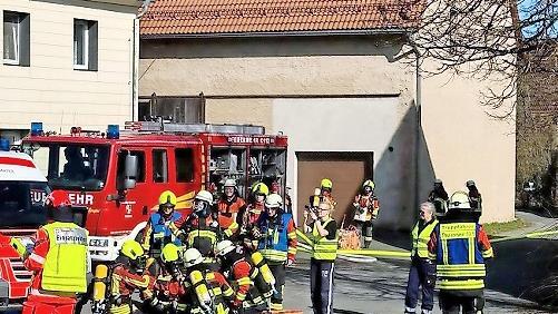Alle H&auml;nde voll zu tun haben die Rettungskr&auml;fte bei dem simulierten Katastrophenfall in Hohenschw&auml;rz.