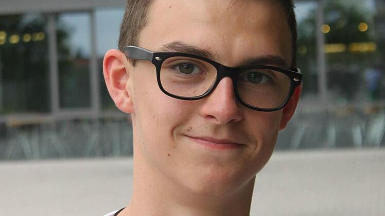 Moritz Hirschmann besucht den kaufmännisch-wirtschaftlichen Zweig. Er geht danach als Kaufmann zu Siemens.