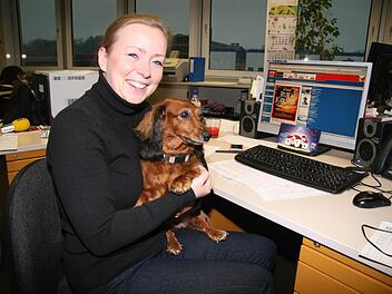 Daniela Ebert nimmt ihren Dackel Cindy mit in die Redaktion von Radio Plassenburg.