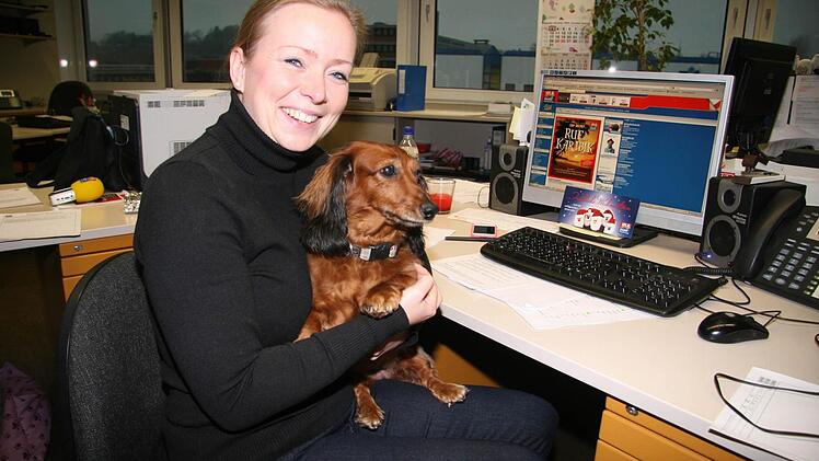 Daniela Ebert nimmt ihren Dackel Cindy mit in die Redaktion von Radio Plassenburg.