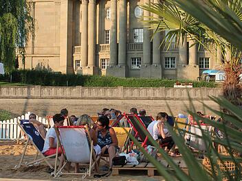 Die Verantwortlichen sind mit der ersten Stadtstrand-Saison zufrieden. Ein langer warmer Sommer sorgte für gute Besucherzahlen am Gelände gegenüber des Regentenbaus.  Foto: Benedikt Borst