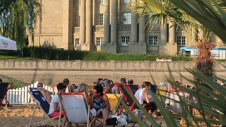 Die Verantwortlichen sind mit der ersten Stadtstrand-Saison zufrieden. Ein langer warmer Sommer sorgte für gute Besucherzahlen am Gelände gegenüber des Regentenbaus.  Foto: Benedikt Borst
