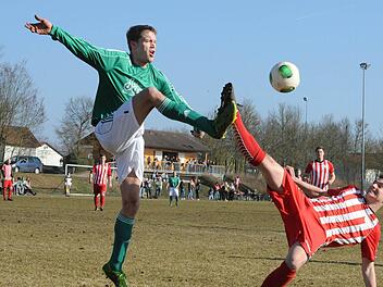 Akrobaten der Lüfte: Riedenbergs James Galloway (links) beim "Füßeln" mit dem Rannunger Julian Stahl. Foto: Hopf