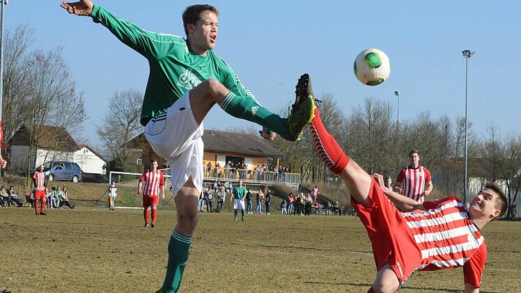 Akrobaten der Lüfte: Riedenbergs James Galloway (links) beim "Füßeln" mit dem Rannunger Julian Stahl. Foto: Hopf