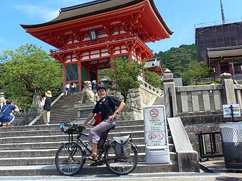 Manfred Wagner (58) vor einer von 17 Weltkulturstätten in Kyoto: Der malerische Tempel Kiyomizu Dera. Foto: privat