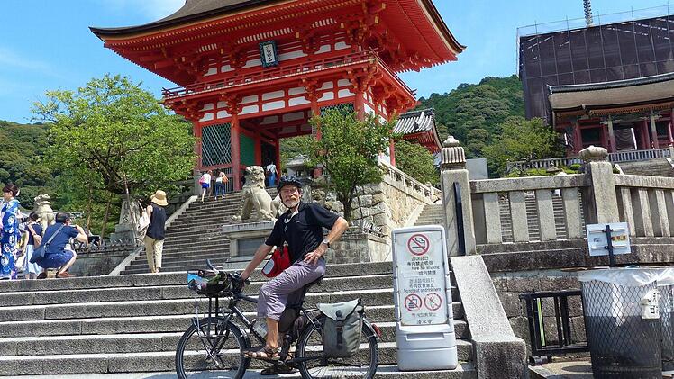 Manfred Wagner (58) vor einer von 17 Weltkulturstätten in Kyoto: Der malerische Tempel Kiyomizu Dera. Foto: privat