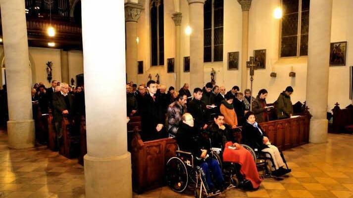 Viele CSU-Mitglieder und fast 50 Asylsuchende besuchten den ökumenischen Gottesdienst in der Maria Hilf-Kirche. Foto: Nietert