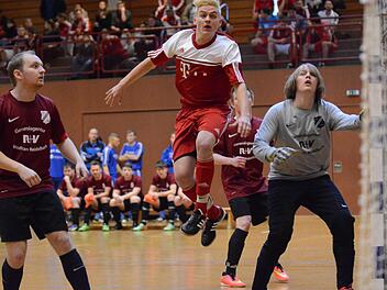 Her mit dem Ball: Budenzauber total ist rund um Dreikönig angesagt.  Foto: ssp