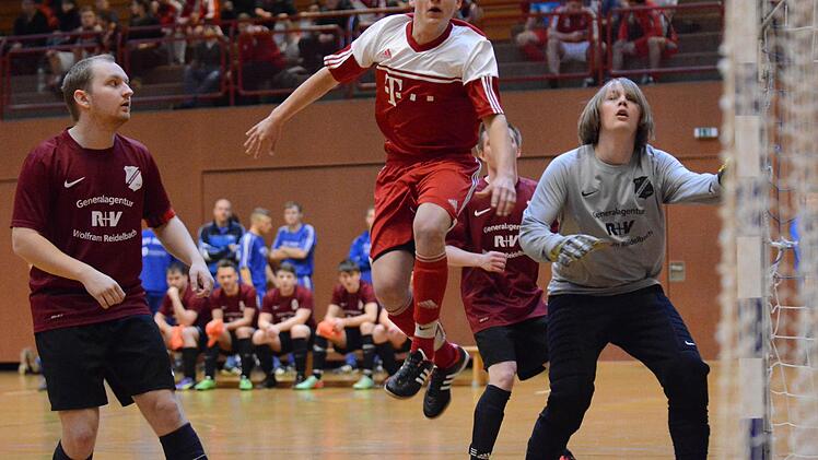 Her mit dem Ball: Budenzauber total ist rund um Dreikönig angesagt.  Foto: ssp