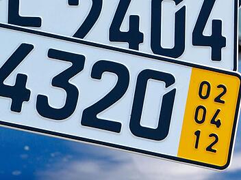Beim Kurzzeitkennzeichen ist die Gültigkeitsdauer gelb markiert. Seit 1. April gilt ein neues Gesetz, das regelt, unter welchen Voraussetzung ein solches Nummernschild verwendet werden darf. Foto: Markus Scholz/dpa