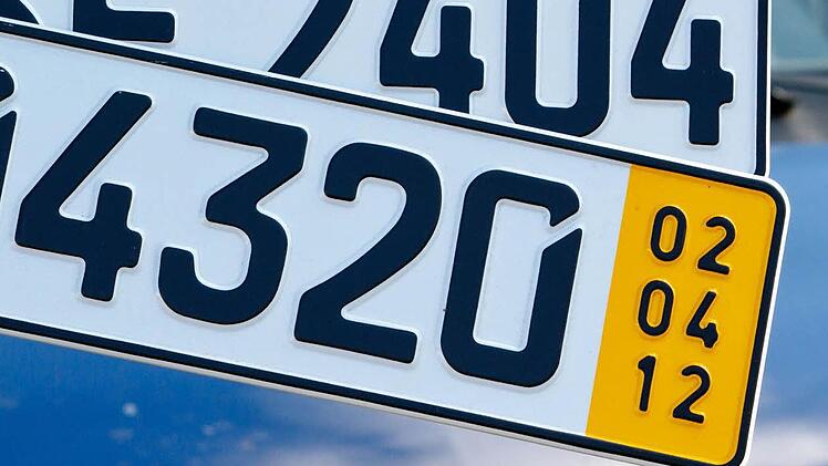 Beim Kurzzeitkennzeichen ist die Gültigkeitsdauer gelb markiert. Seit 1. April gilt ein neues Gesetz, das regelt, unter welchen Voraussetzung ein solches Nummernschild verwendet werden darf. Foto: Markus Scholz/dpa