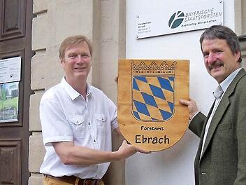 Das Schild des einstigen Forstamtes haben sie aufgehoben, der Leiter des Forstbetriebs Ebrach, Ulrich Mergner und Servicestellenleiter Gerd Huber. Foto: Anette Schreiber