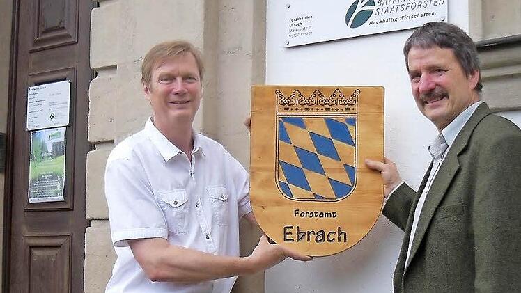 Das Schild des einstigen Forstamtes haben sie aufgehoben, der Leiter des Forstbetriebs Ebrach, Ulrich Mergner und Servicestellenleiter Gerd Huber. Foto: Anette Schreiber
