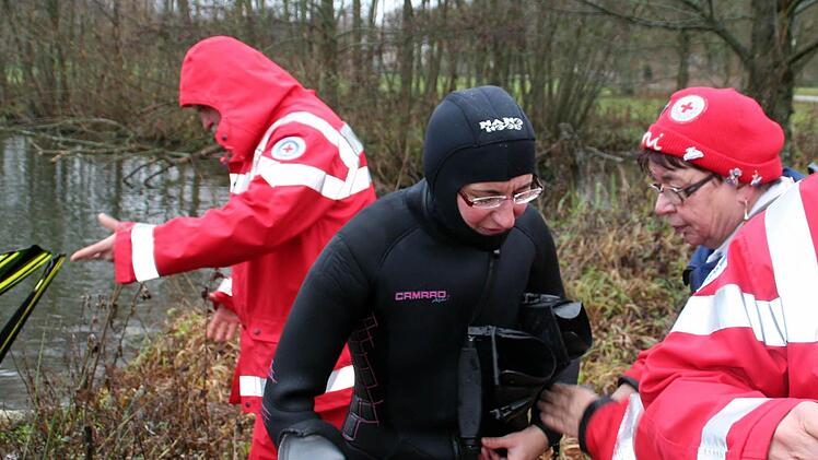 Helfer kümmern sich um die Schwimmer  Foto: Werner Vogel