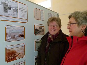Archivpflegerin Maria Köppl (links) und Ausstellungsbesucherin Agnes Pflaum machen einen Rundgang durch die Gundelsheimer Mühlengeschichte. Foto: Marion Krüger-Hundrup