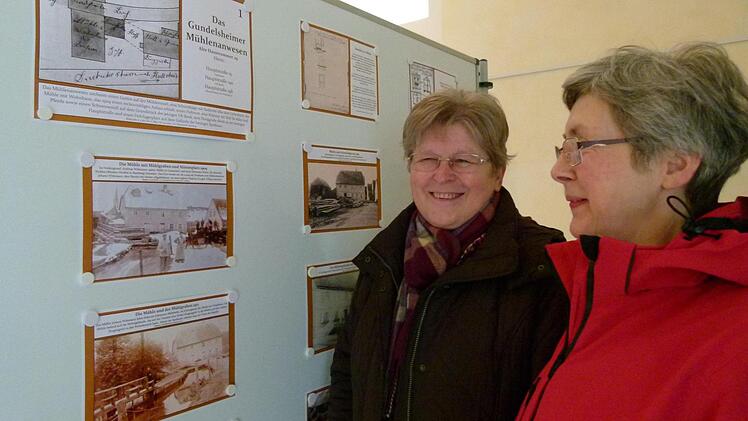 Archivpflegerin Maria Köppl (links) und Ausstellungsbesucherin Agnes Pflaum machen einen Rundgang durch die Gundelsheimer Mühlengeschichte. Foto: Marion Krüger-Hundrup