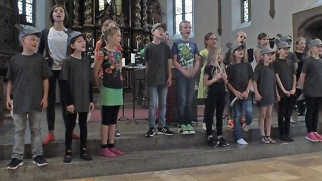 Die Chorkinder singen im Altarraum.