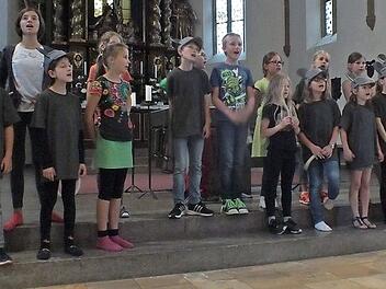 Die Chorkinder singen im Altarraum.