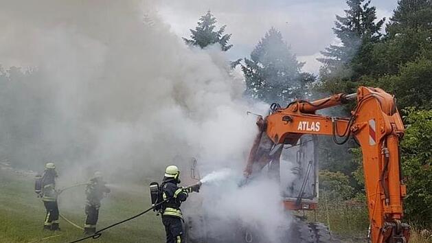Die Feuerwehr löschte den Baggerbrand, konnte aber nicht verhindern, dass die Arbeitsmaschine total beschädigt wurde. Christian Licha