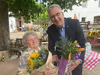 Stein: Stadt gratuliert Ernestine Kleinlein zum 100. Geburtstag