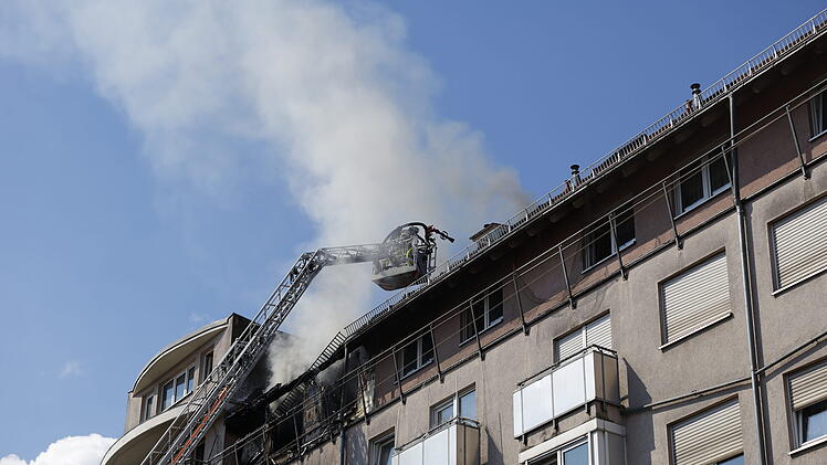 Verletzte bei Wohnungsbrand in f&uuml;nftem Stock in F&uuml;rth