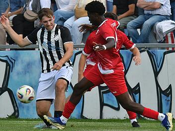 Der Kronacher Youssouf Samoura (r.) spitzelt den Ball vom Fu&szlig; des Burgkunstadters Julian Willnecker. Czepera