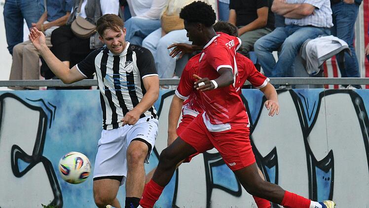 Der Kronacher Youssouf Samoura (r.) spitzelt den Ball vom Fu&szlig; des Burgkunstadters Julian Willnecker. Czepera