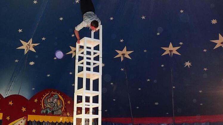 Das Programm stellt die Familie gemeinsam zusammen. Viele Ideen kommen von André Lauenburger. Über die Jahre hat er viele Dinge schon gelernt. Aber jeder in der Familie darf seiner Darstellung die persönliche Note geben. Sohn Marius als Stuhlakrobat.Foto: Johanna Eckert